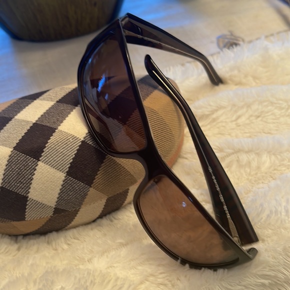 Authentic Burberry sunglasses! - Picture 3 of 4